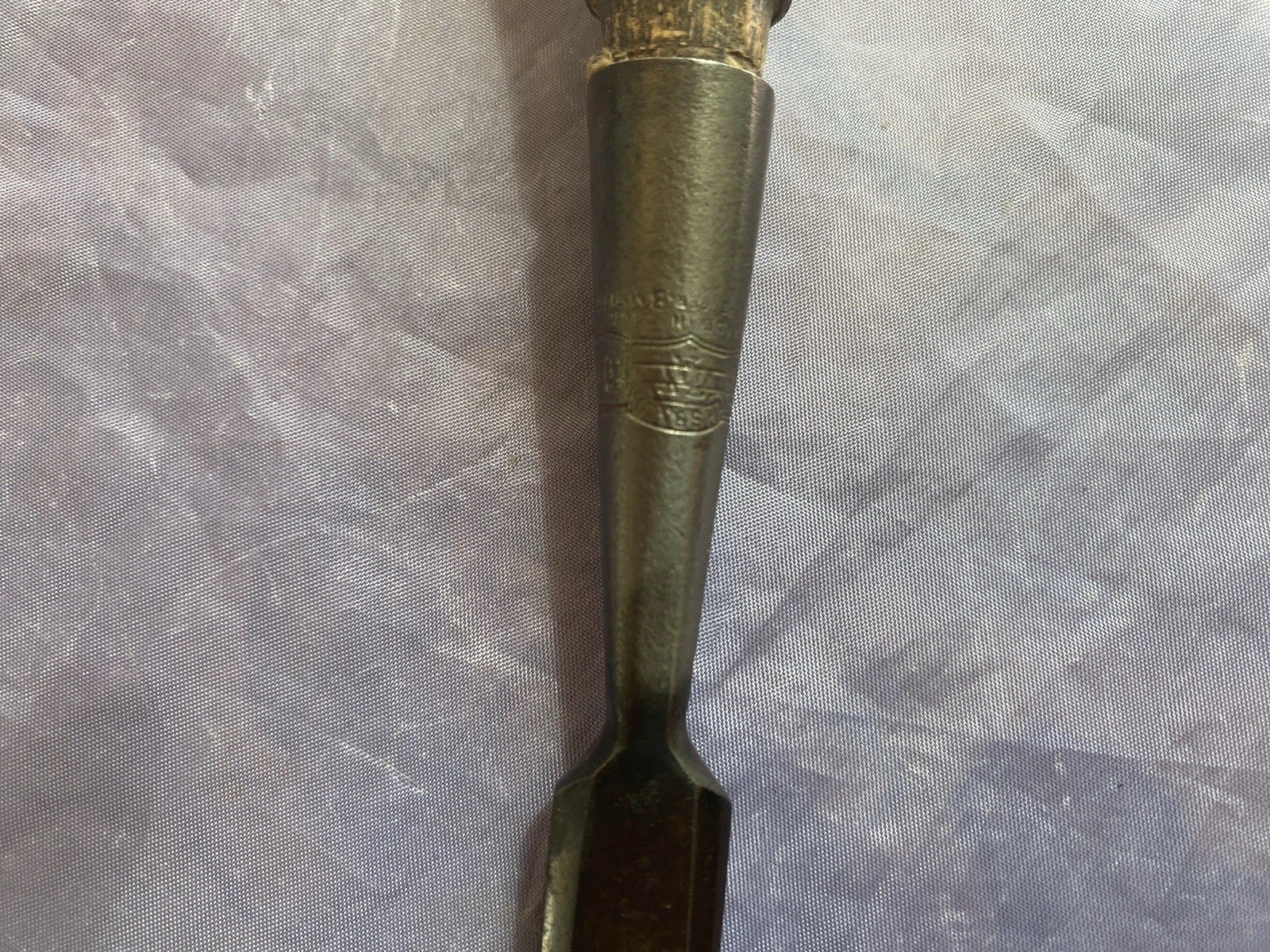 VINTAGE HSB 5/8” WIDE SOCKET CHISEL - VERY GOOD CONDITION AND SHARP