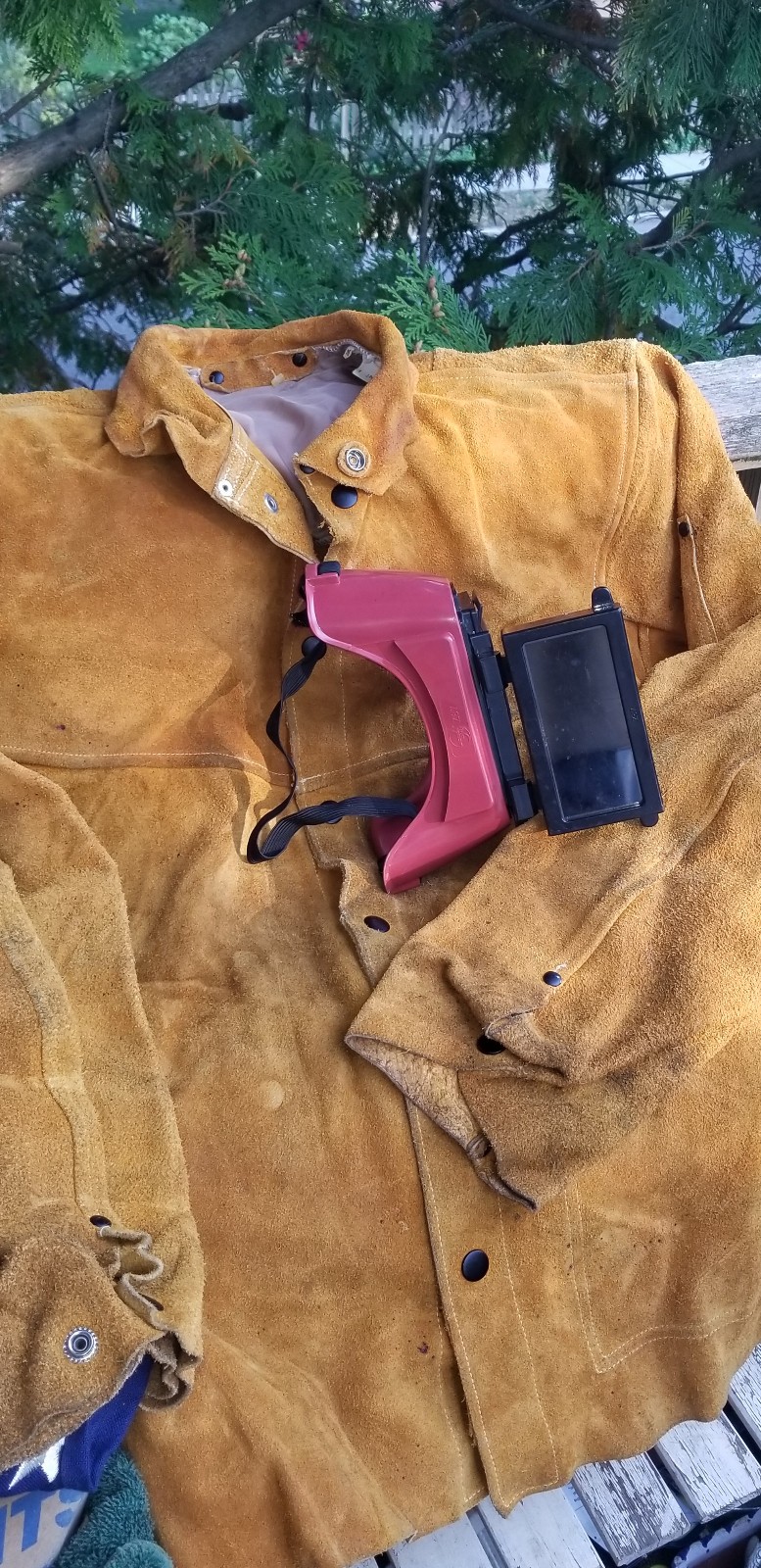 SUEDE WELDING JACKET AND JACKSON SAFETY GOGGLES SIZE MEDIUM