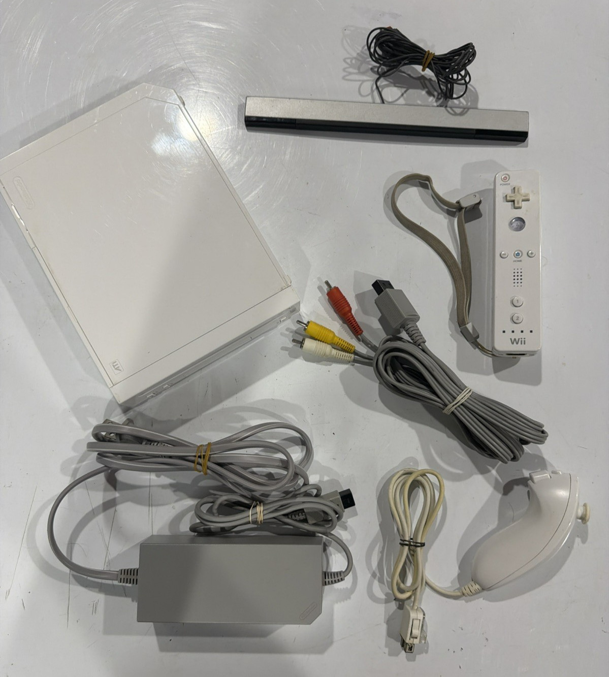 Nintendo Wii White Console RVL-001  BUNDLE