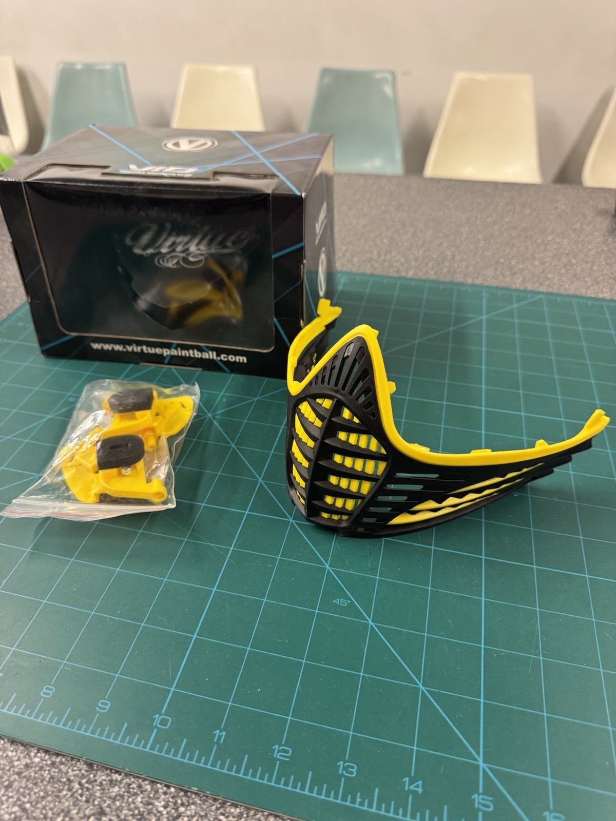 Virtue VIO “Contour” face mask. Black/Yellow. NOS. Brand New. Rare!