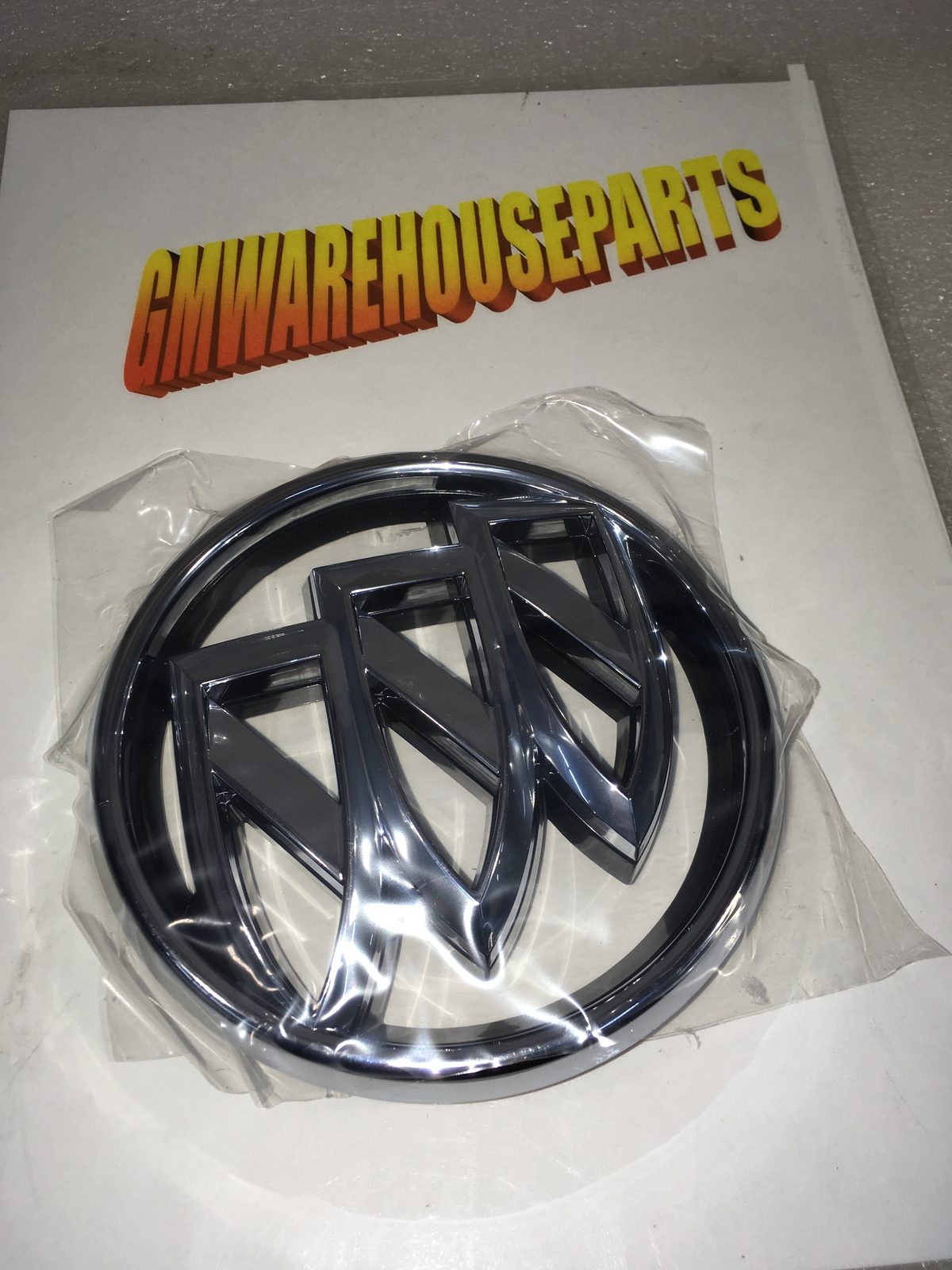 2013-2016 BUICK ENCORE CHROME FRONT GRILLE EMBLEM (TRI SHIELD) NEW GM   95330834