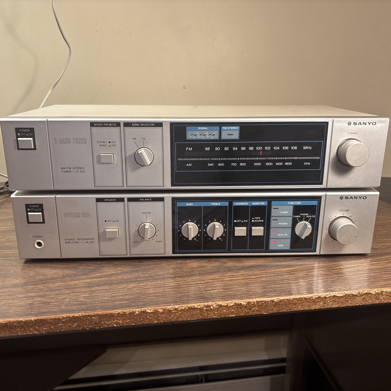 ~~~ VTG SANYO JT-220 2 BAND AM/FM STEREO TUNER & 220 AMPLIFIER SYSTEM JA-220 ~~
