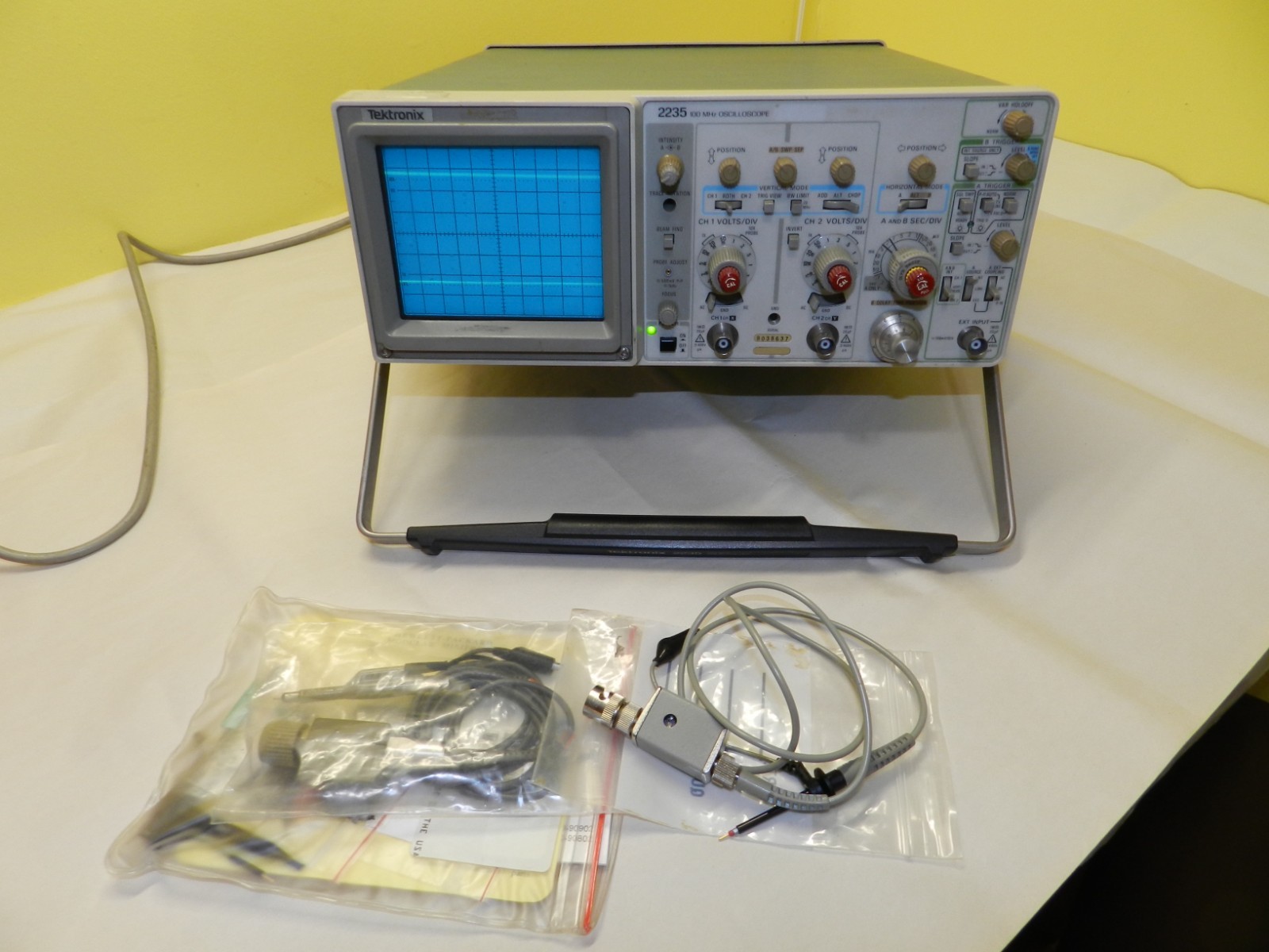 Tektronix 2235 100 MHz Oscilloscope Two Channel W/Two Probes & Power Cord Tested