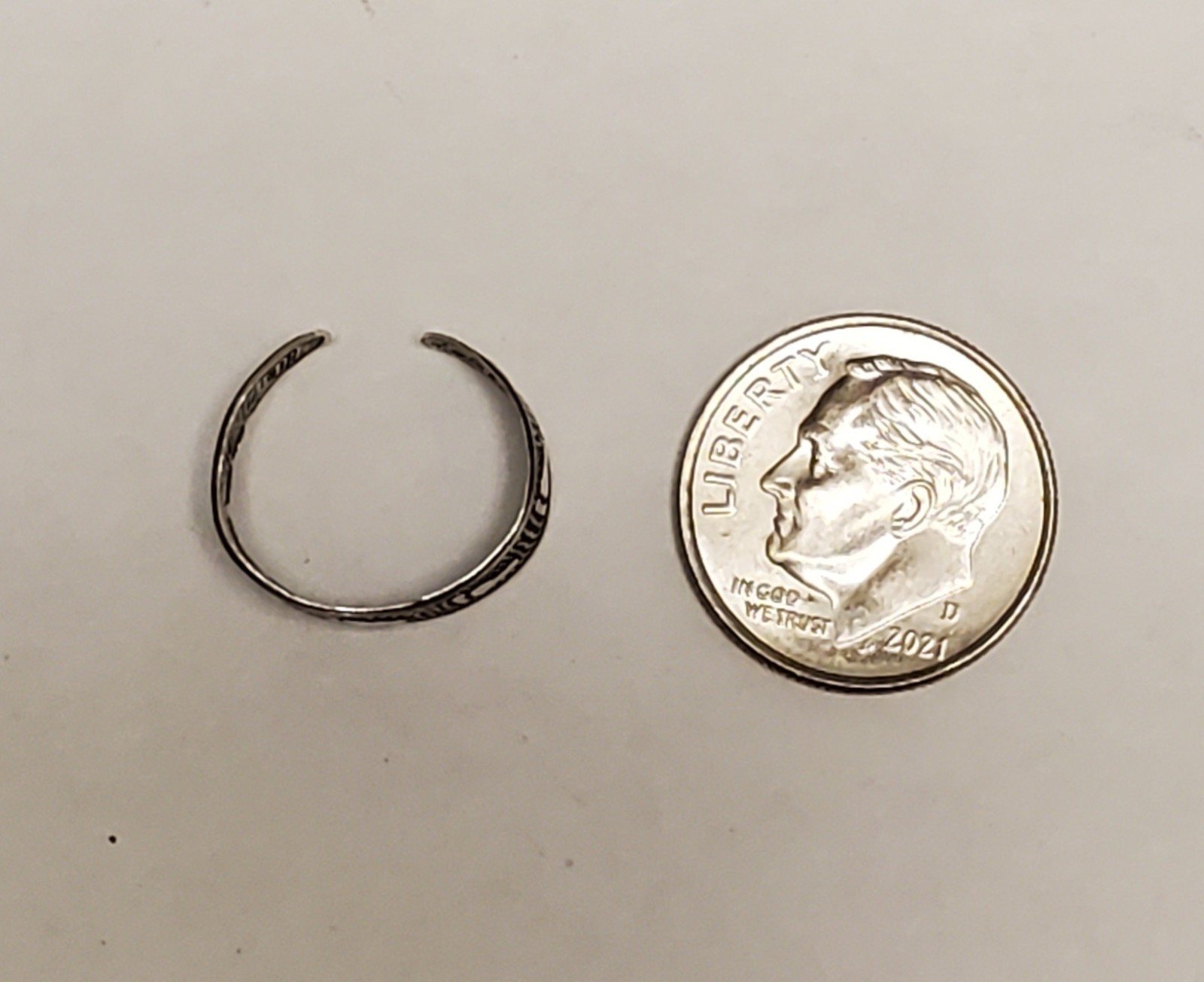 925 Sterling Silver Toe Ring With Textured Raised Footprints Patern, Adjustable