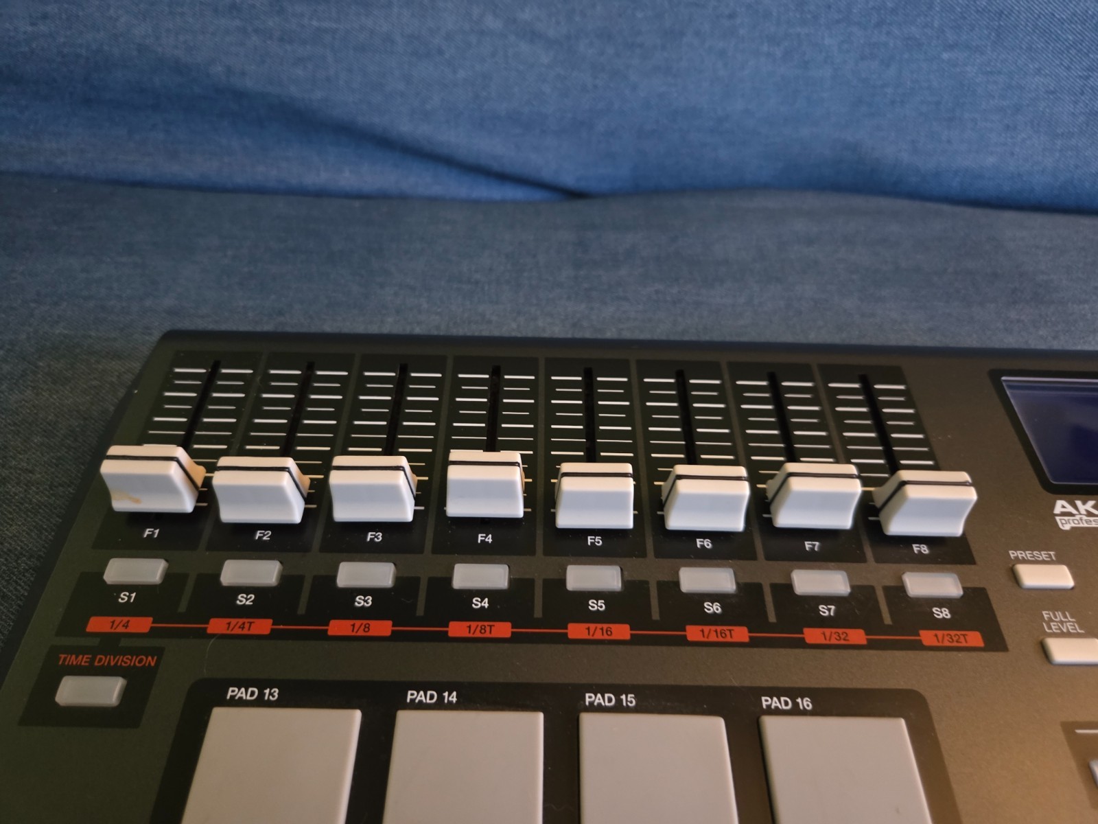 Akai Professional MPD32 USB/MIDI Pad Control