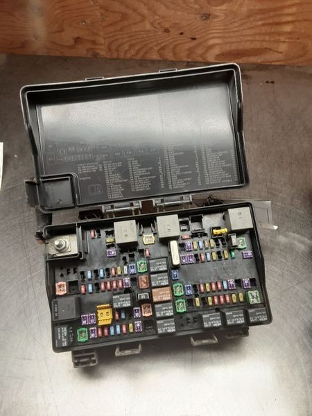 2016-2017 Jeep Grand Cherokee Engine Fuse Box Assembly OEM