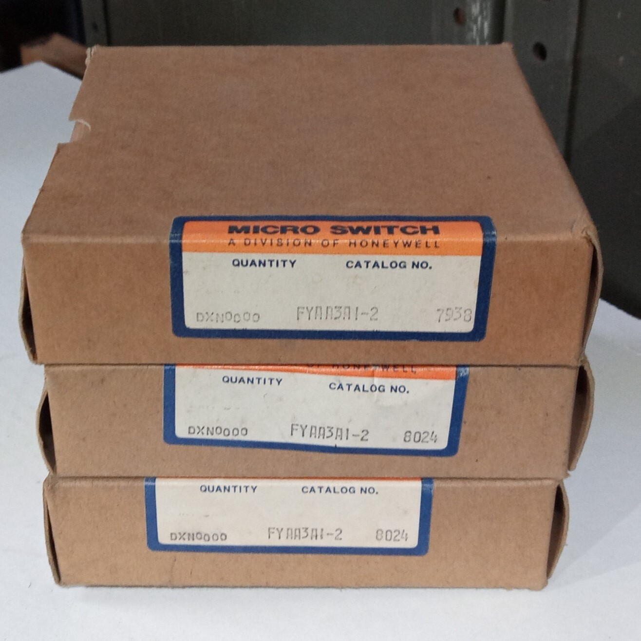 MICRO SWITCH FYAA3A1-2 HONEYWELL PROXIMITY SWITCH - NEW OLD STOCK