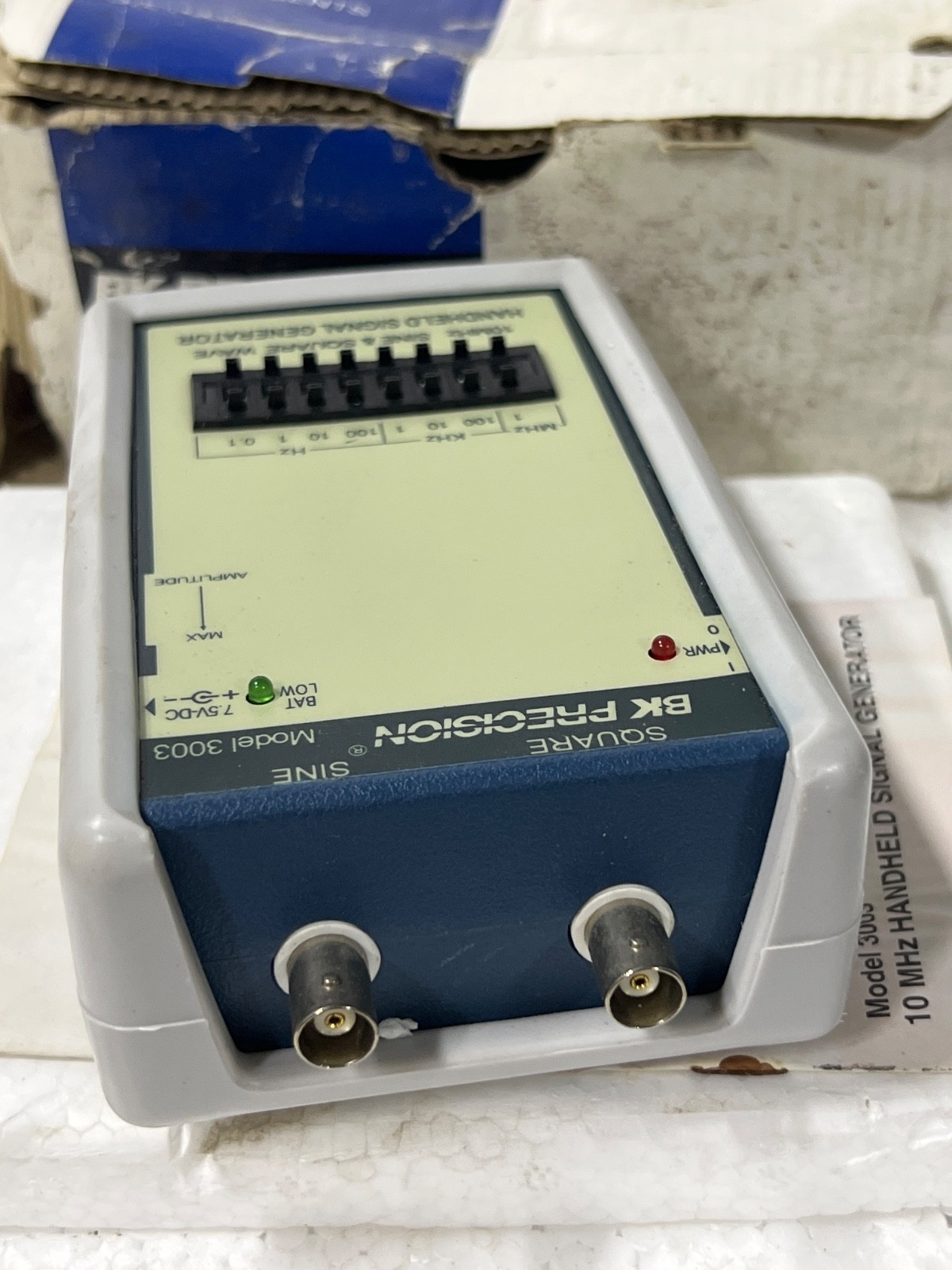 Bk precision 3003 10mhz Sine/Square Wave Handheld Signal Generator