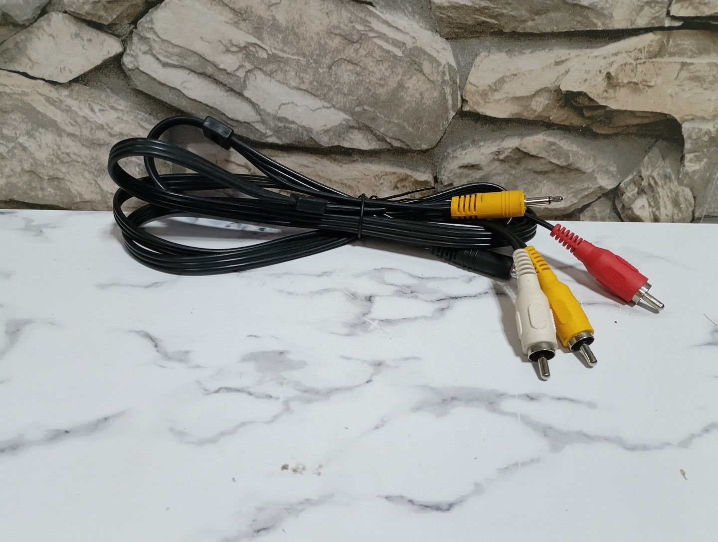3.5mm mini-jack TRRS to 3-RCA composite video/audio cable