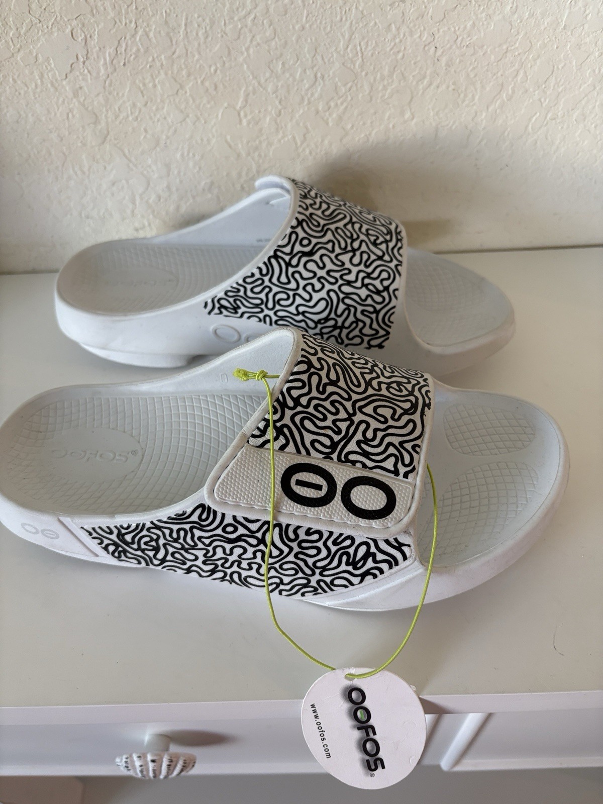 OOFOS OOahh Sport Flex Sandal Women Sz 10 White Labyrinth Unisex Recovery Slide