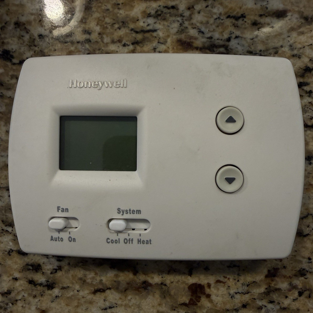 Honeywell TH3110D1008 Non-Programmable Digital Thermostat Heat/Cool/Off White