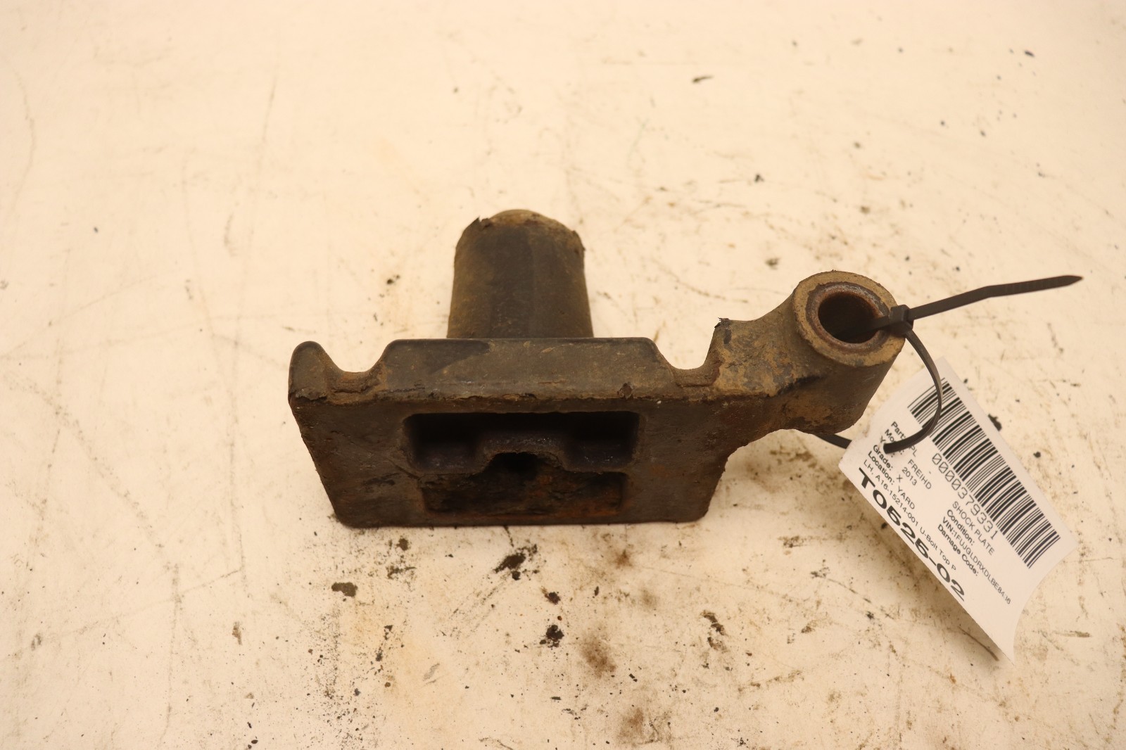 08-17 FREIGHTLINER CASCADIA 125 FRONT LEFT U-BOLT TOP PLATE BRACKET SUPPORT OEM