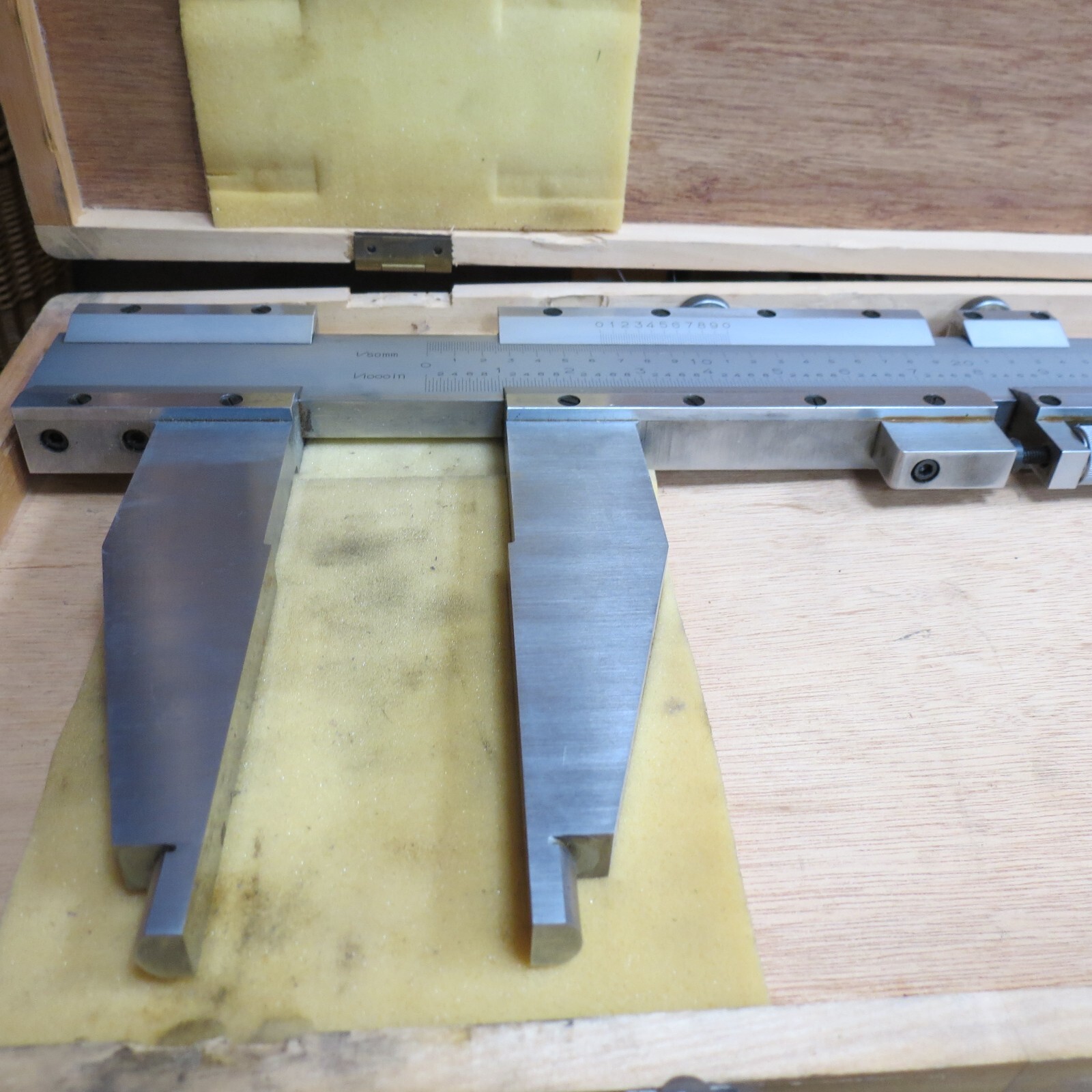 HEAVY DUTY VERNIER CALIPER 60" / 1500MM IN WOODEN CASE