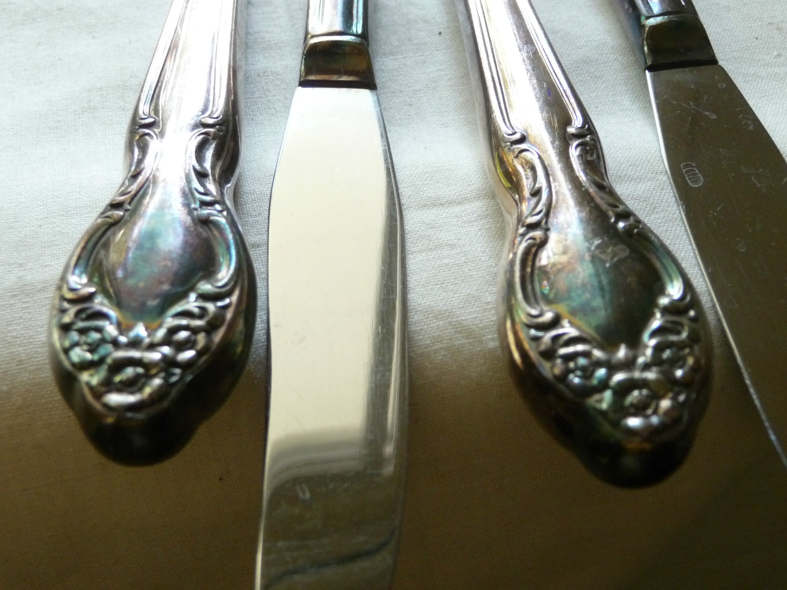 A LOT 4 KNIFES 8 1/2 Wm Rogers MFG Co reinforce silve plate AA Original 3 flower