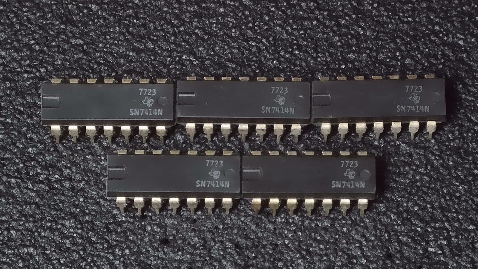 Quantity 5 - Texas Instruments SN7414N Hex Schmitt Trigger IC DIP14 - New