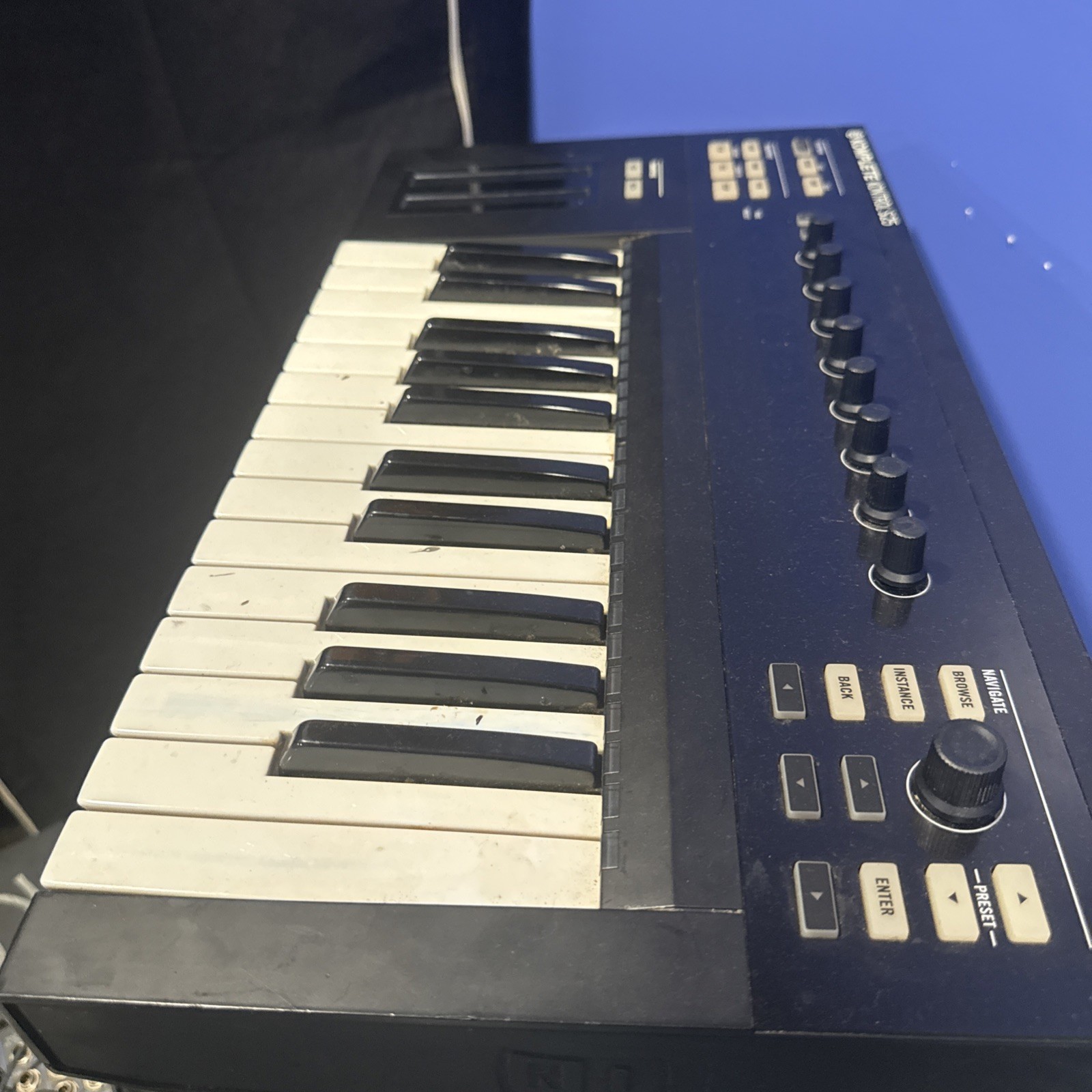 Native Instruments Komplete Kontrol S25 Mk2 with power supply