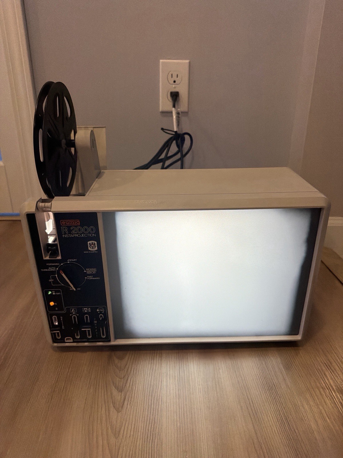 Vintage Eumig R 2000 Super 8 Film Projector Instaprojection w/ Manual EUC