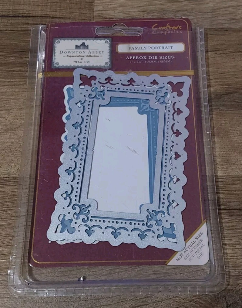 Crafters Companion Downton Abbey Metal Die 4x2.5 Family Portrait Frame Edge