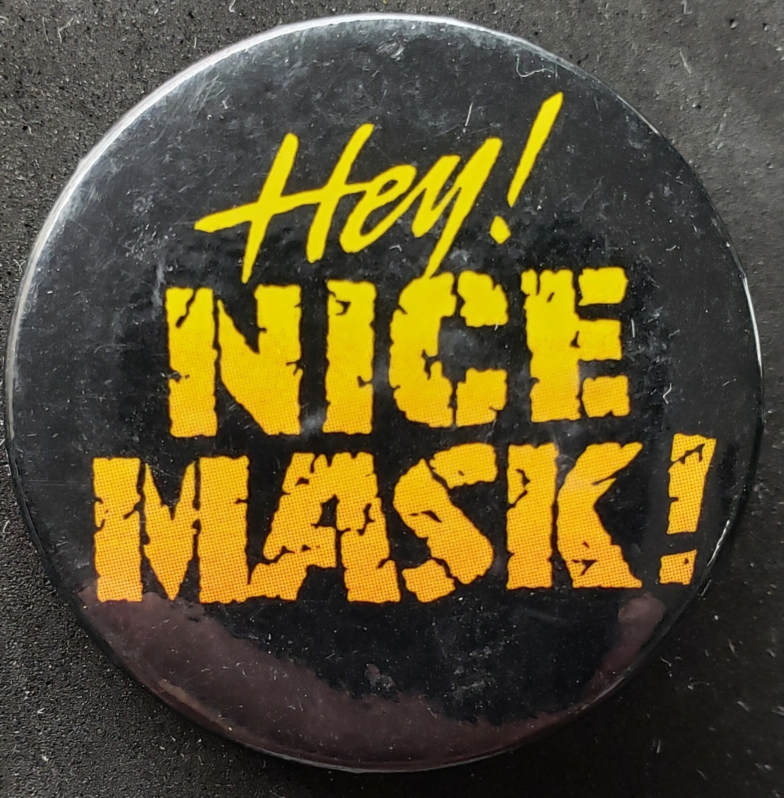 VINTAGE NICE MASK PIN PINBACK BUTTON