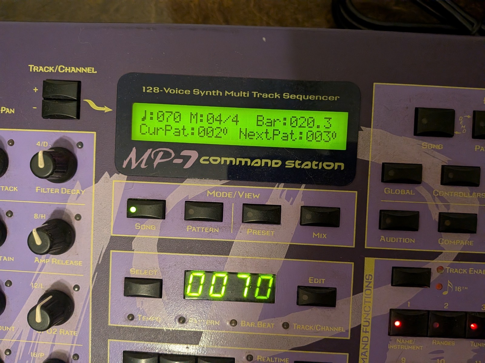 Emu MP-7 Command Station Synth Drum-Machine Groovebox with PHATT rom - works!