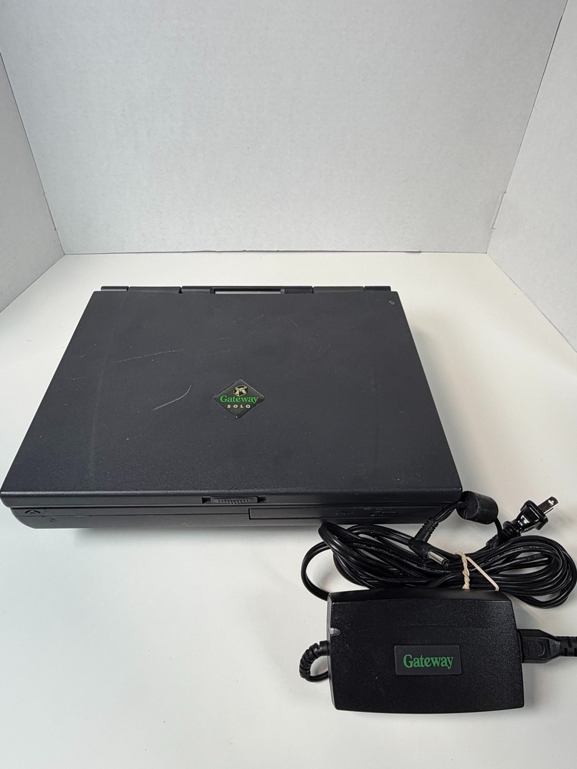 Gateway Solo 2500 Vintage Pentium II Laptop Windows 98 Parts Repair + AC Adapter