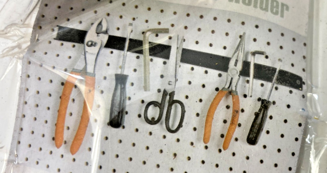 Magnetic Tool Holder Organizer Wall Workbench Garage 18 ~ New in Crimpled Pkg.
