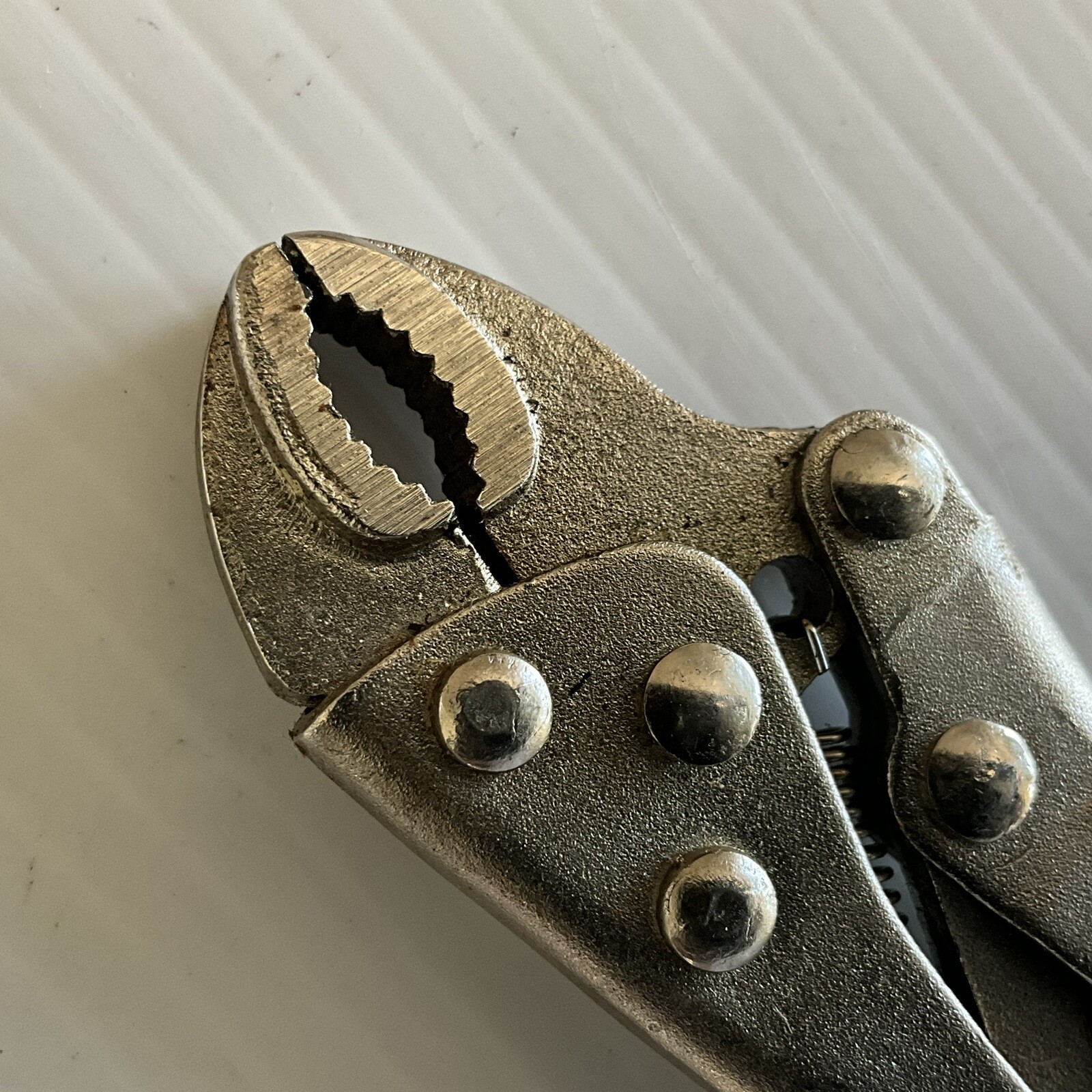 Vintage Unbranded 4" Locking Pliers Adjustable Curved Jaws