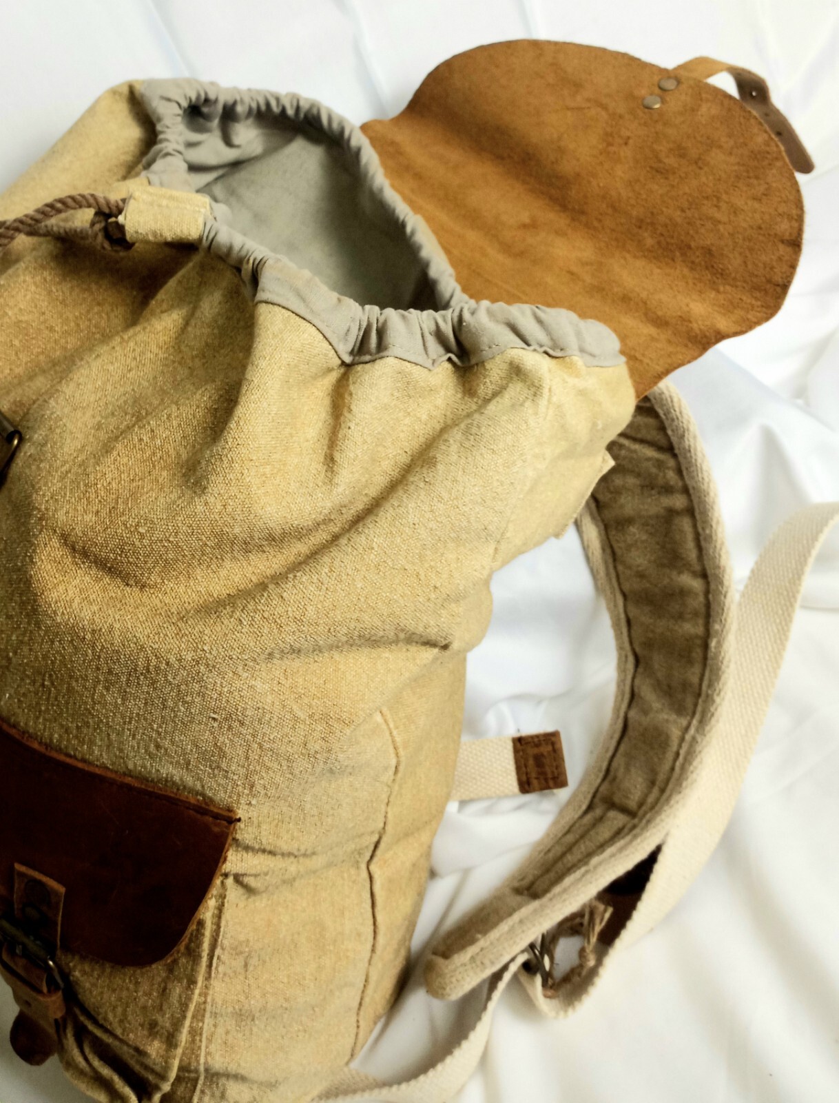 THE BARREL SHACK THE CHRISTOPHER O'SIZE BEIGE CANVAS & BROWNLEATHER BACKPACK NEW
