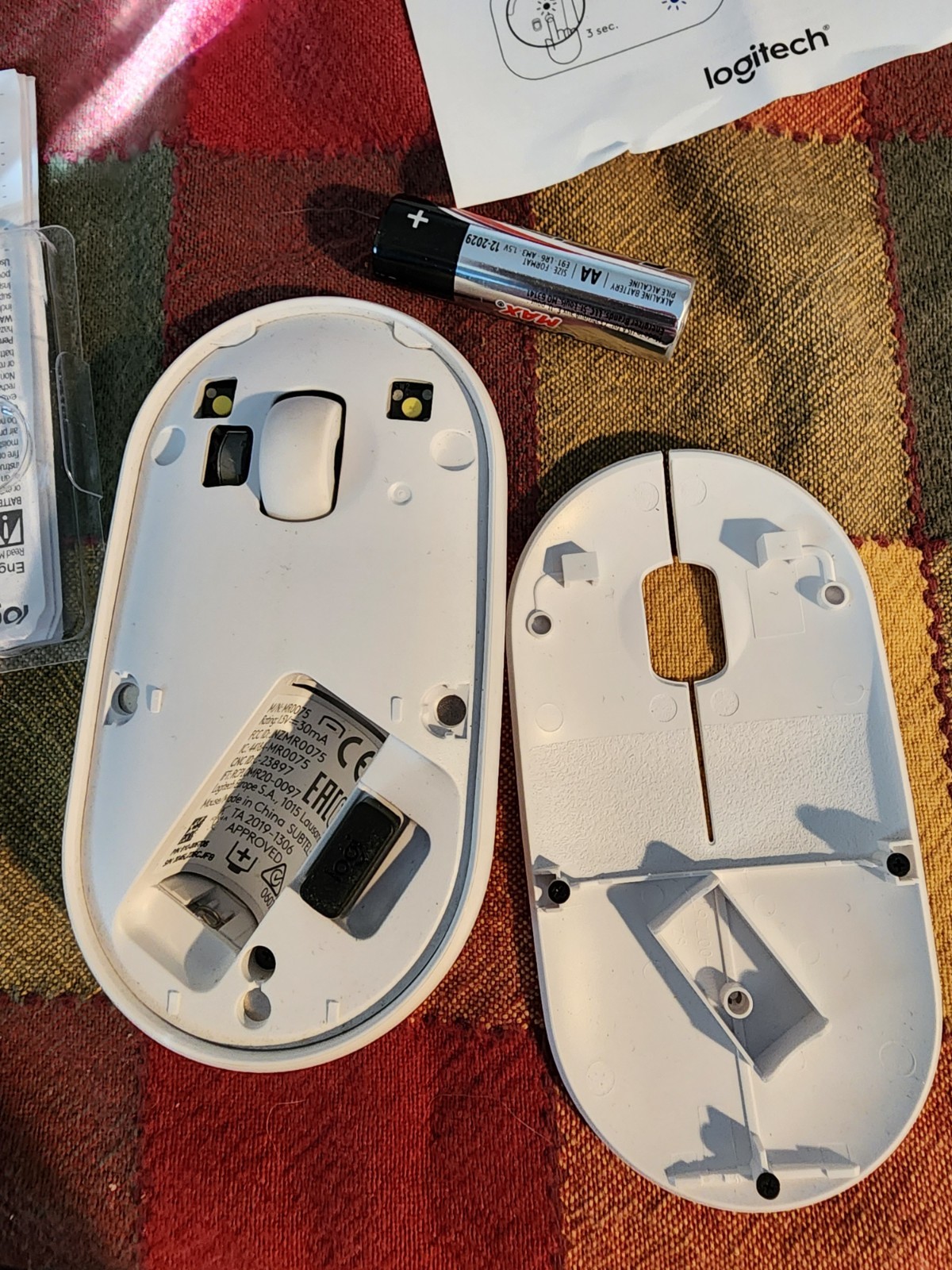 Logitech Pebble i345 Wireless Optical Mouse Silent Slim Off-White Apple Open Box