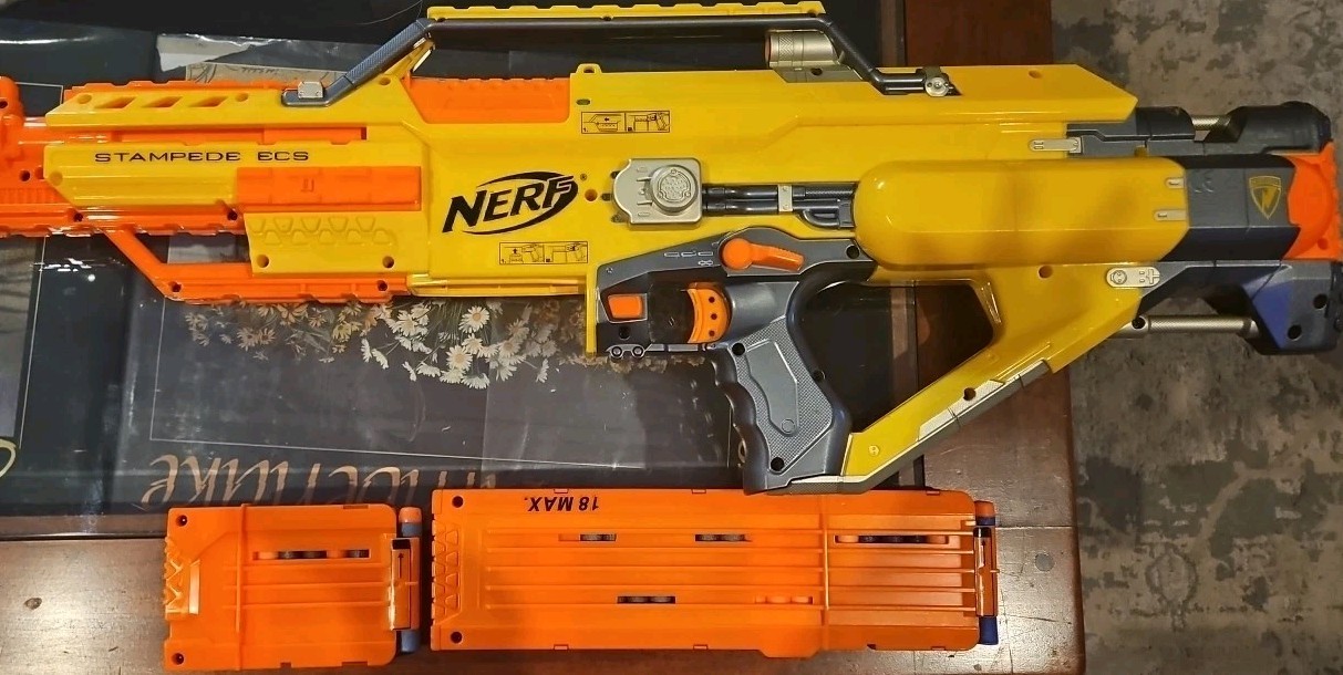 NERF GUN STAMPEDE ECS 18 AND 6 ROUND CLIPS WITH DARTS WORKS & CONDITION IS GREAT