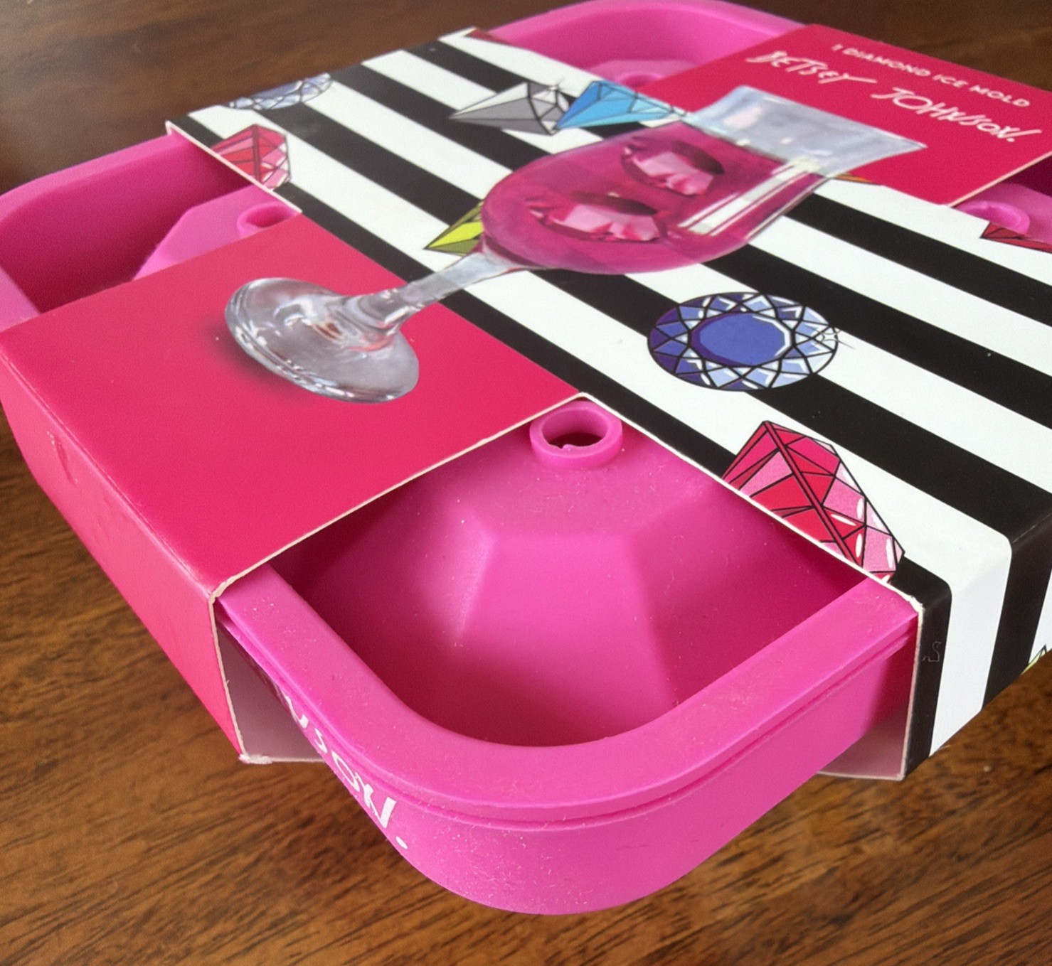 Betsy Johnson 3d Diamond Shape Silicone Ice Mold Makes 4- 2.5 Inch Ice Cubes