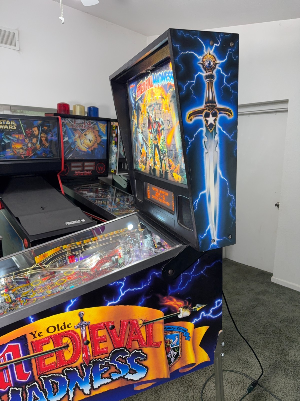 Medieval Madness Pinball Machine - Williams 1997