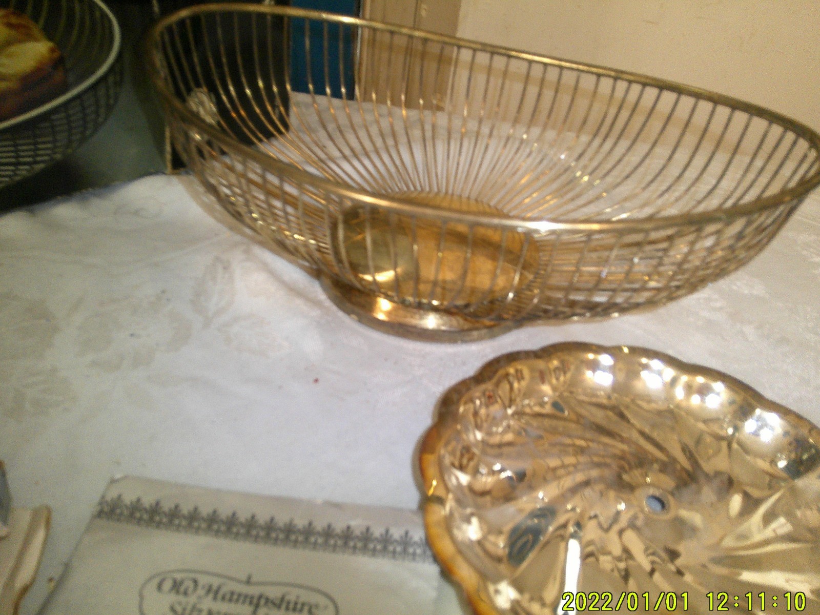 2 OLD SILVERPLATED ITEMS WITH BOXES LEONARD BASKET HAMPSHIRE SCALLOED SERVER