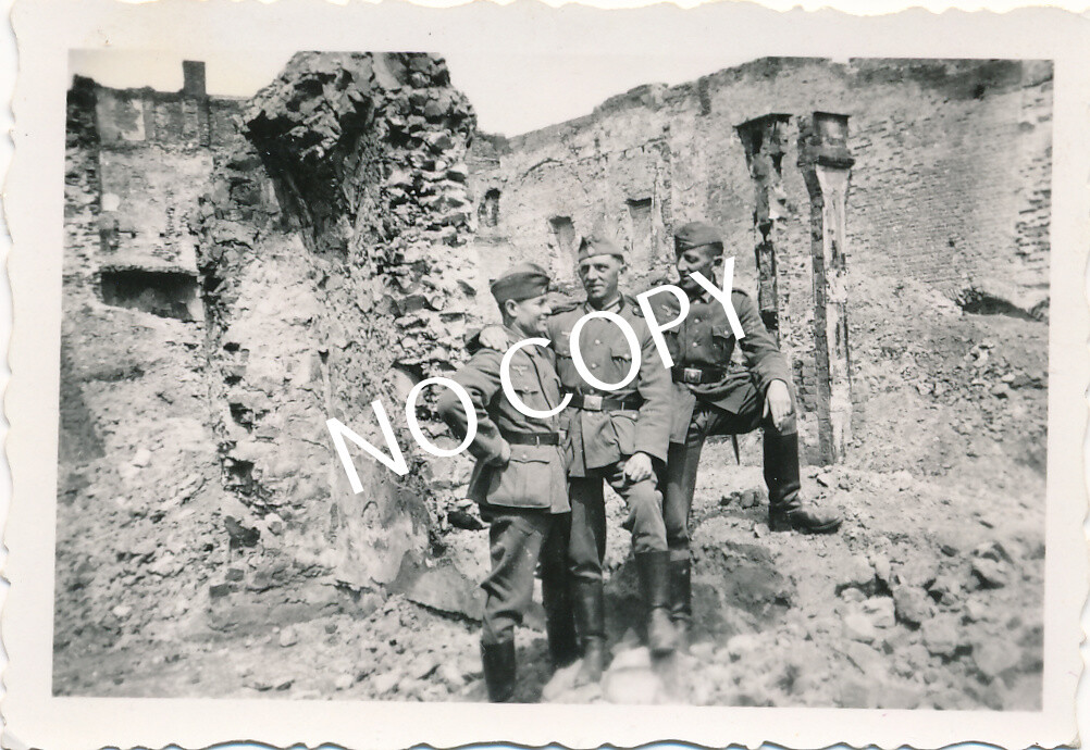 Photo WW II Wehrmacht Soldiers Ruins Destruction H1.77