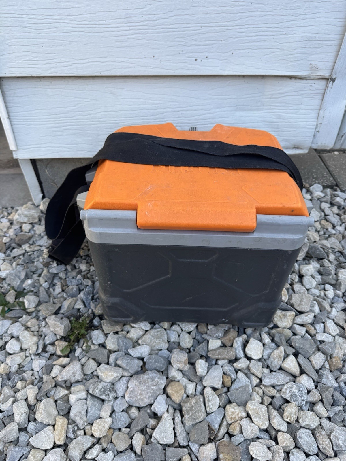 Klein Tools 55600 Tradesman Pro Tough Box 17-Quart Cooler