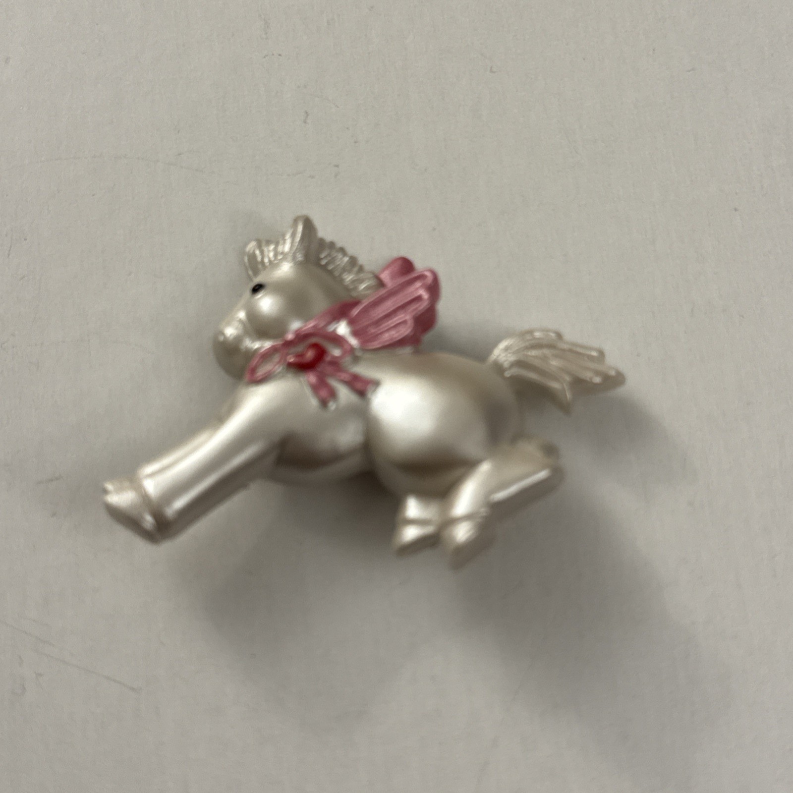Heartline 1999 White Plastic Shaped Pony Horse Pin MM51