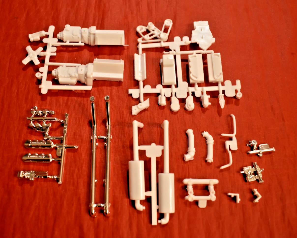 AMT Ford Short Hauler Cat Fuel Injected V-8 Diesel Engine and Exhaust 1/25