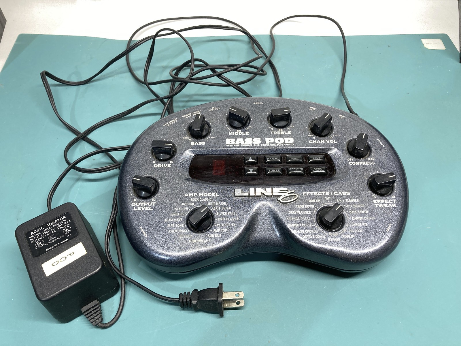 LINE 6 Bass POD Amp Modeller & Multi-Effects Processor With AC Adapter