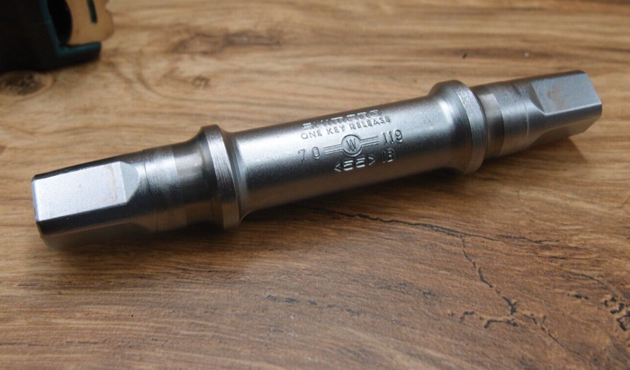 bottom bracket  axle Shimano VIA Japan one key release 119 mm 1984