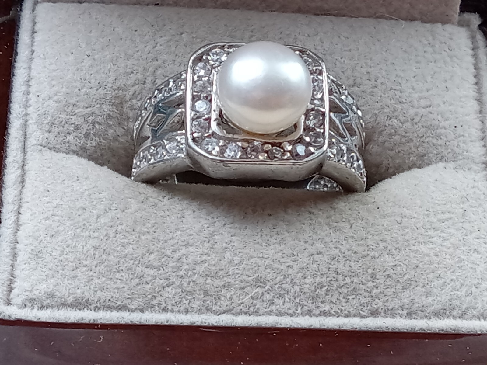 Glamorous Cocktail Sterling Silver Ring w. Pearl Setting: Size 7