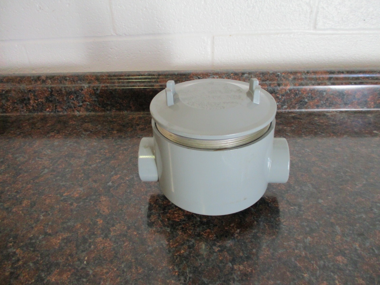 AKRON ELECTRIC GRCZ-0563 1-1/2" 3 HUB EXPLOSION PROOF CONDUIT BODY OUTLET