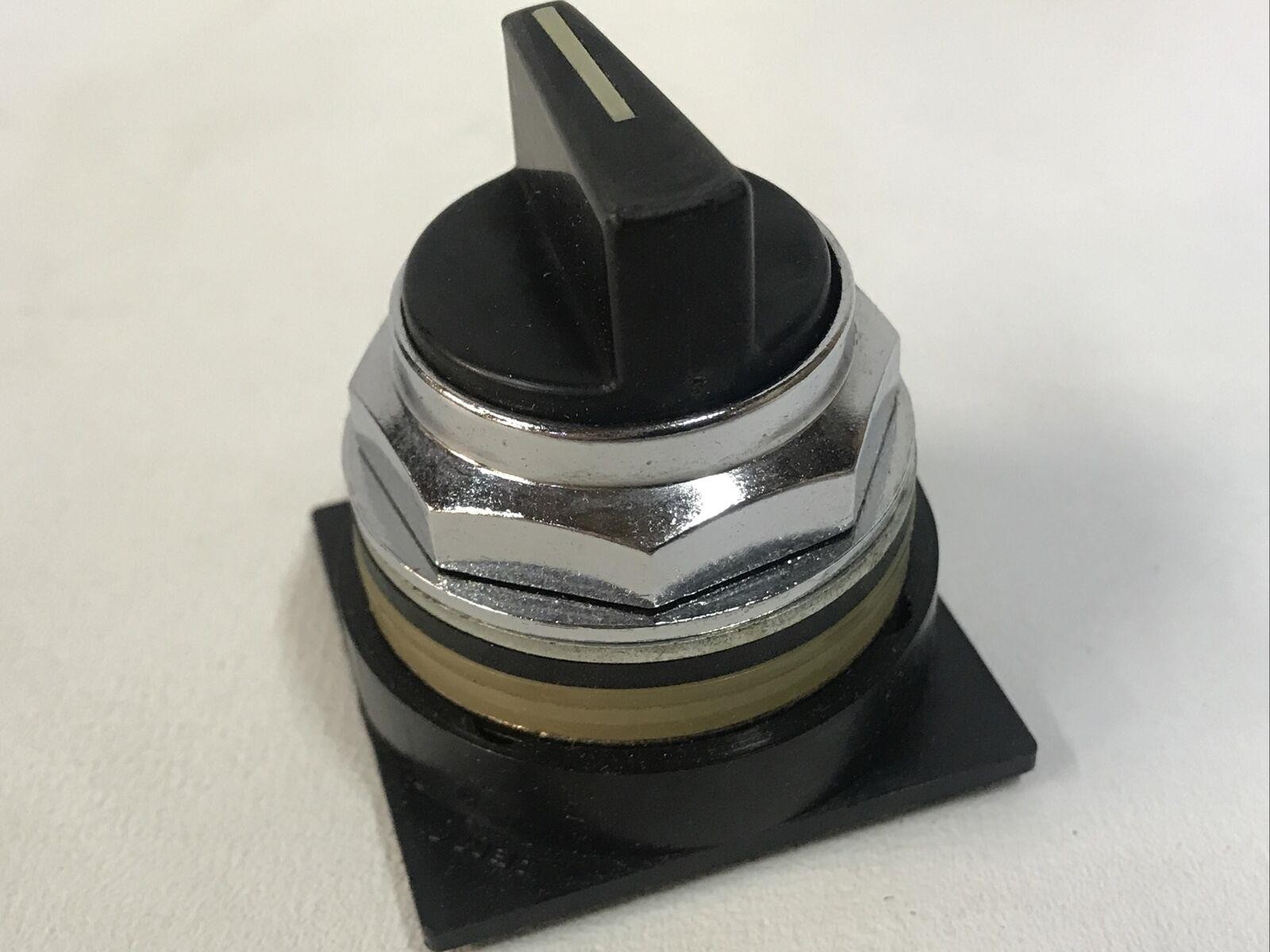 General Electric CR104PSG74B Selector Switch 3 Position Spring Return