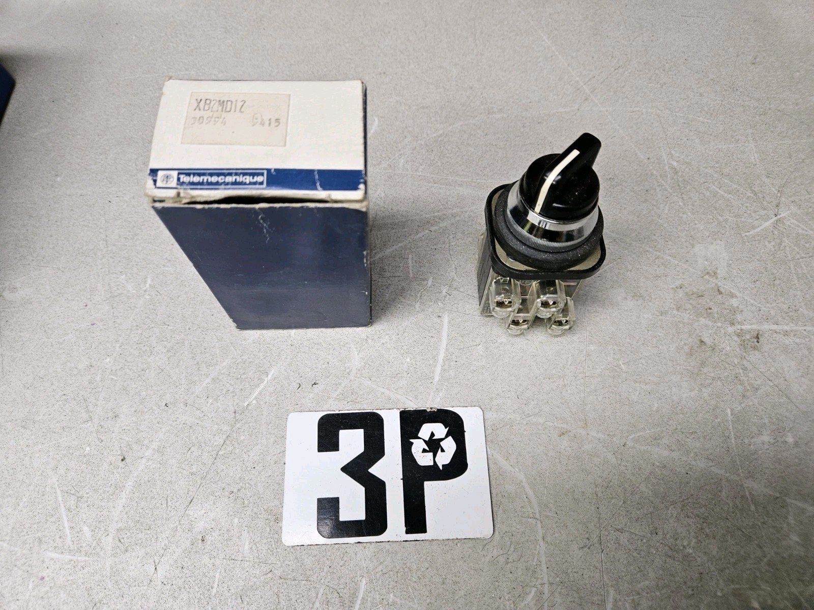 TELEMECANIQUE XB2MD12 2-POSITION SELECTOR SWITCH