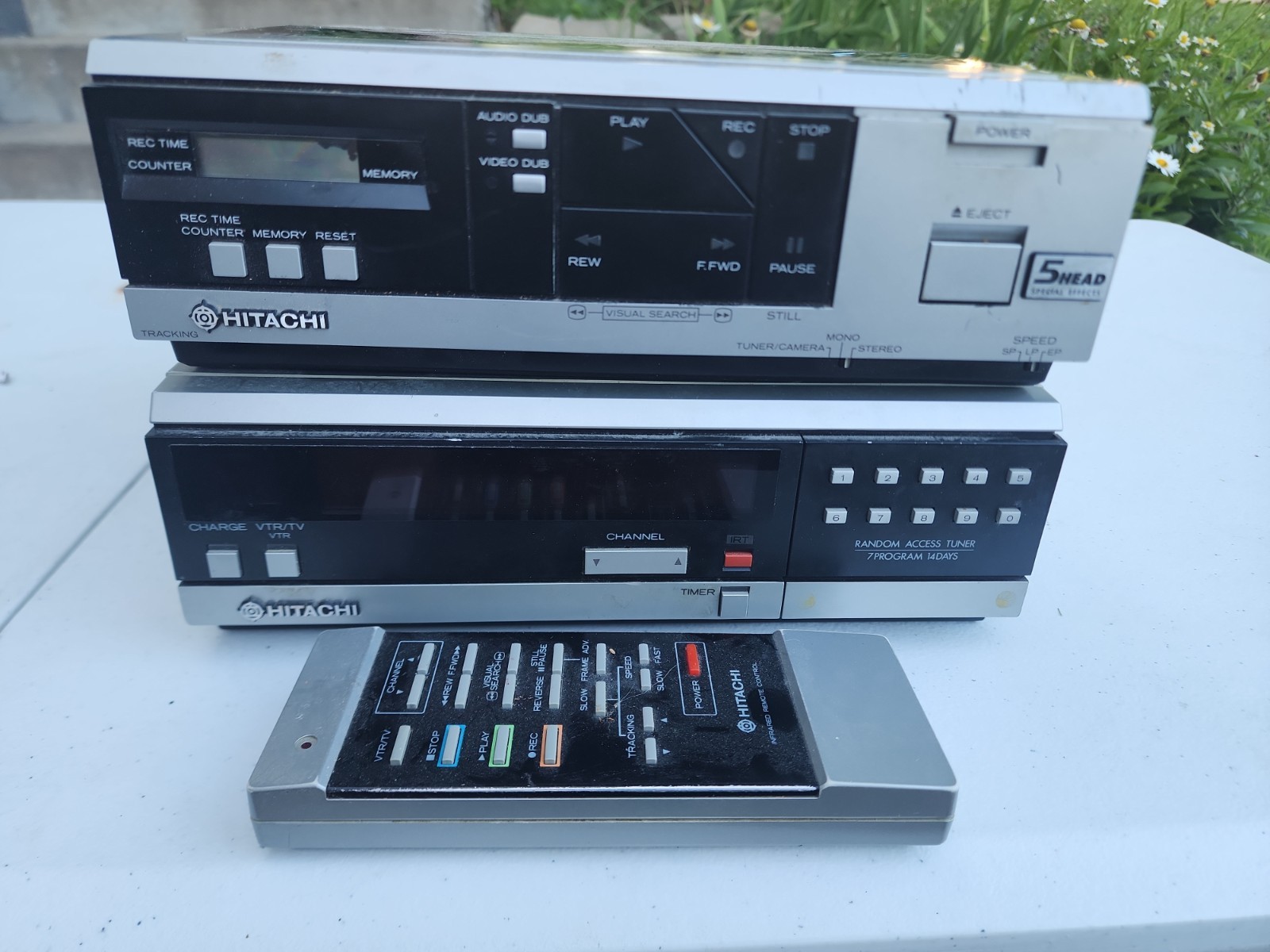 Vintage Hitachi VT-TU3A Video Tuner / Syntonisateur with 3 Head Portable VCR