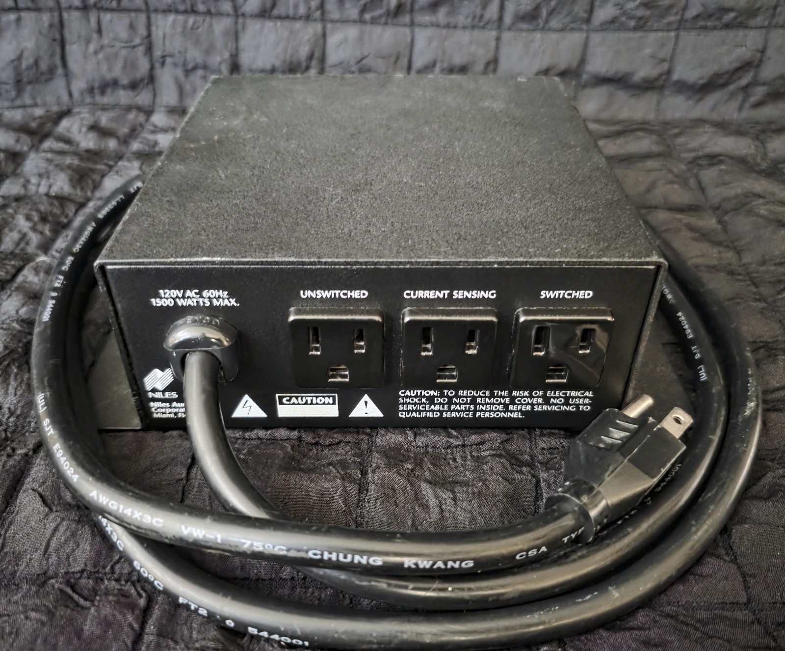 Niles APC-2 Current Sensing AC Outlet Power Switcher 12V Trigger Relay APC2