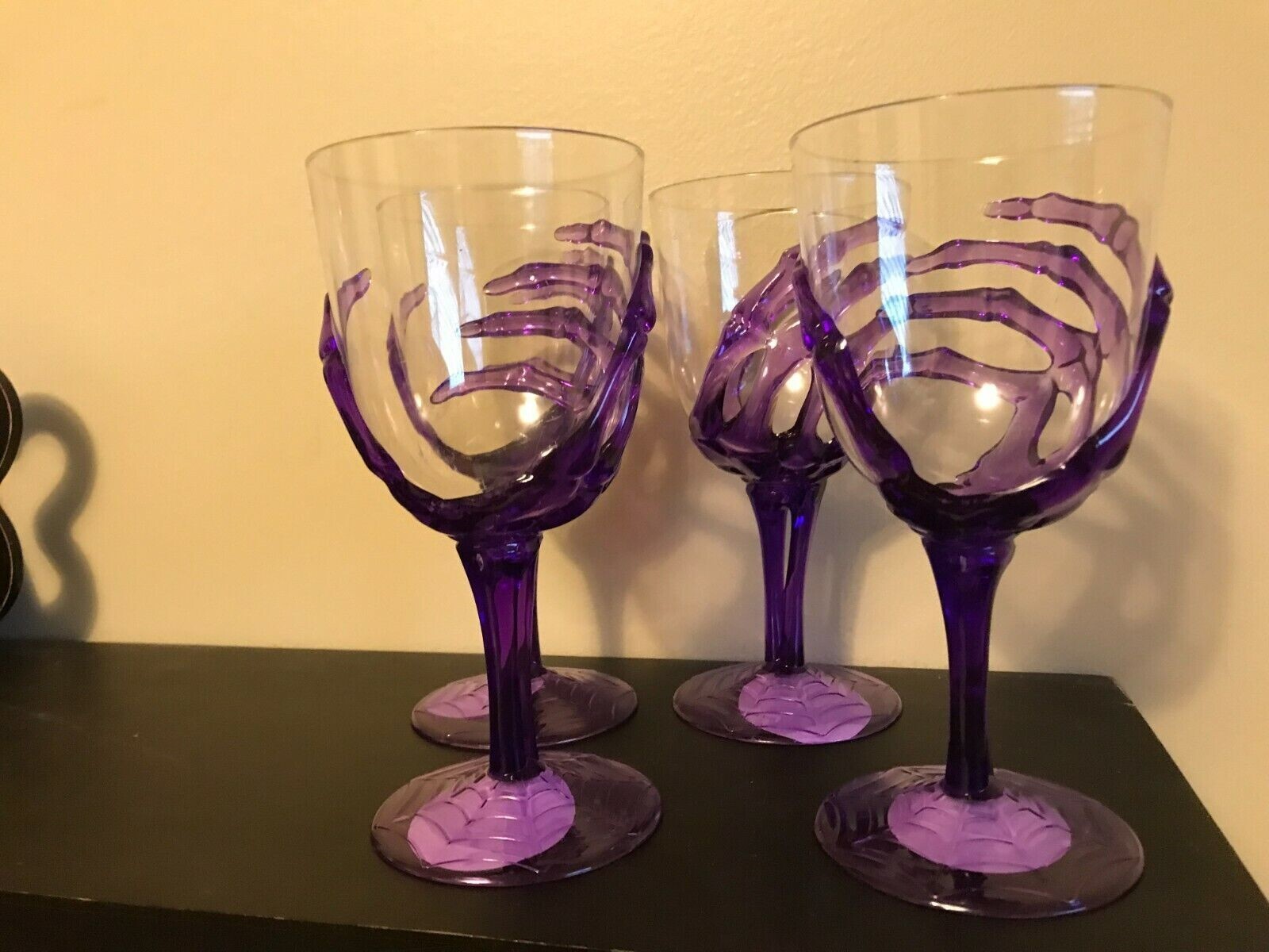 SET 4 PURPLE GOTH SKELETON HAND WINE GOBLET GLASSES PLASTIC DRINK HALLOWEEN
