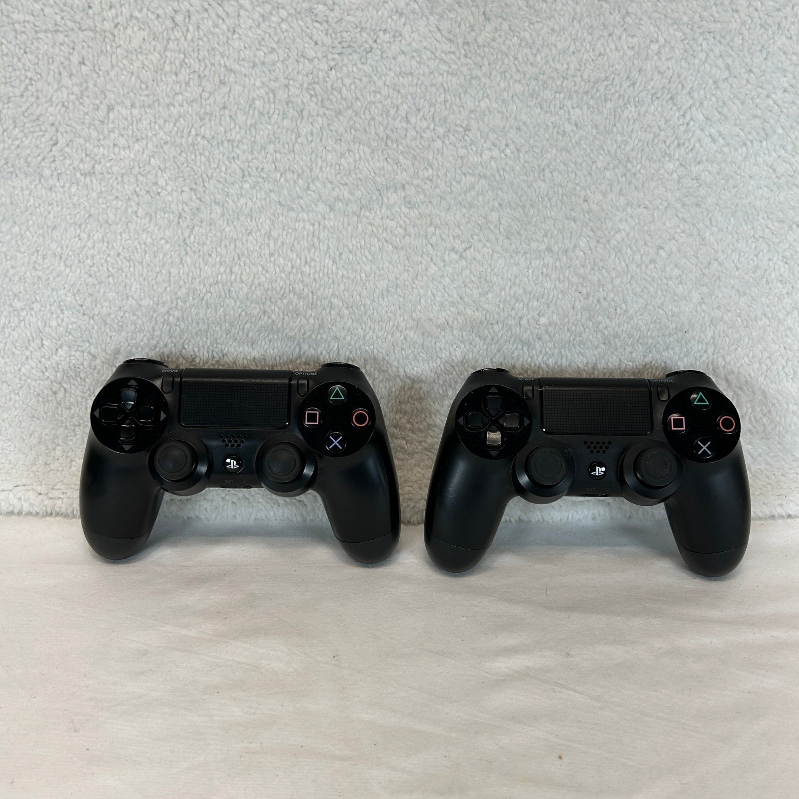 2 Sony PlayStation DualShock 4 Wireless Controllers & Energizer Charging Station