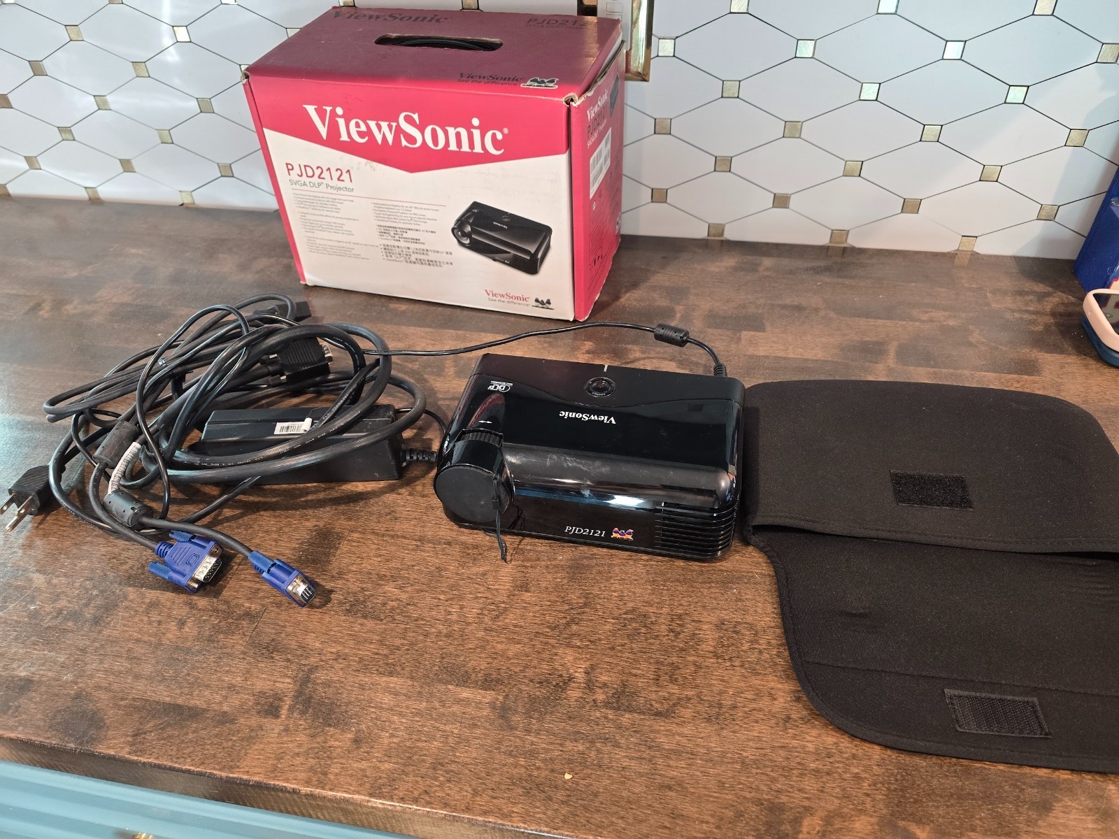 ViewSonic PJD2121 400 Lumens Ultra Portable SVGA DLP Projector With Case (Read)