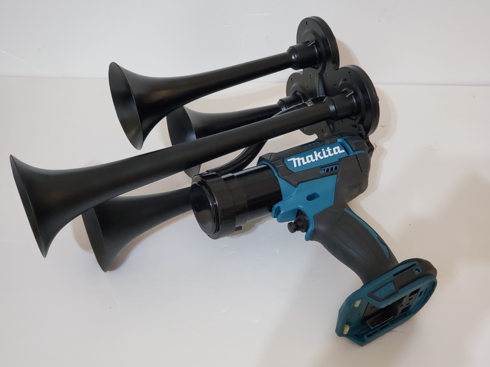 MAKITA 18V Power Air Horn, Train Horn Compressor, QUAD Black Metal Trumpets 14"
