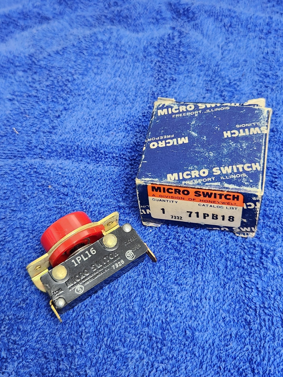 Honeywell Micro Switch 71PB18 1PL16 Red NO Push Button W3-RW